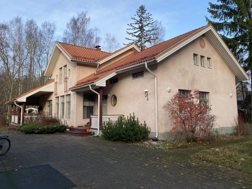 Aarnin talo ulkoapäin, sivusta. 