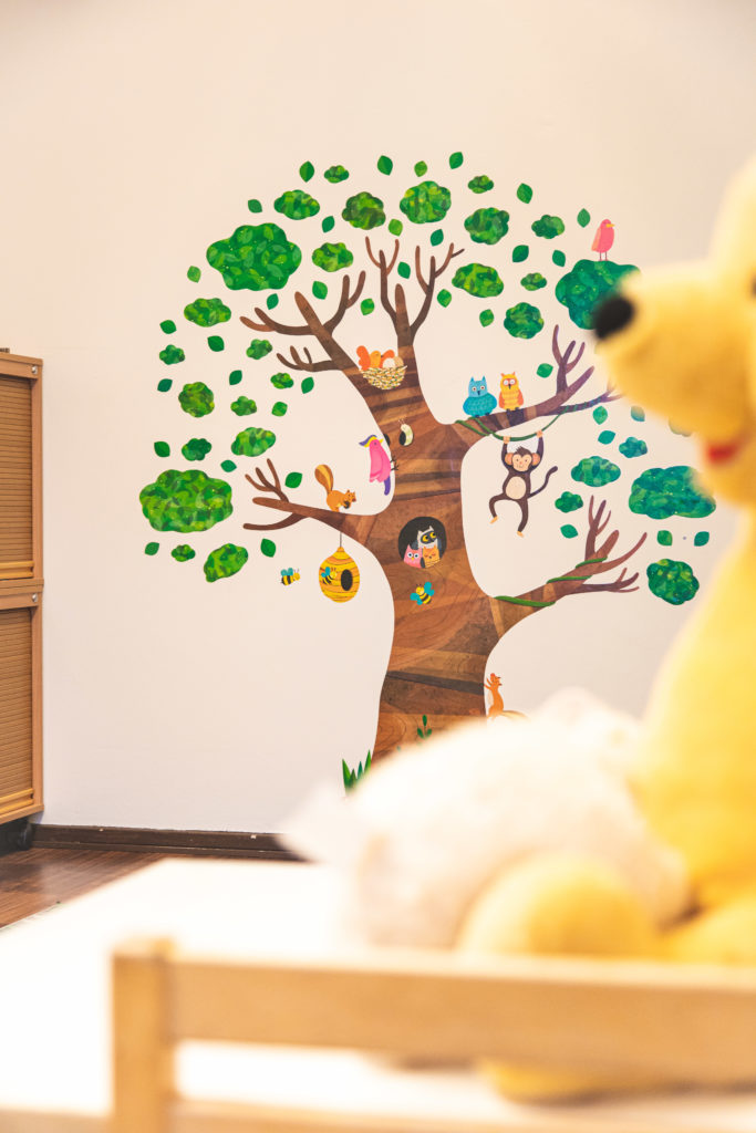 Seinälle koristeltu puu täynnä eläimiä