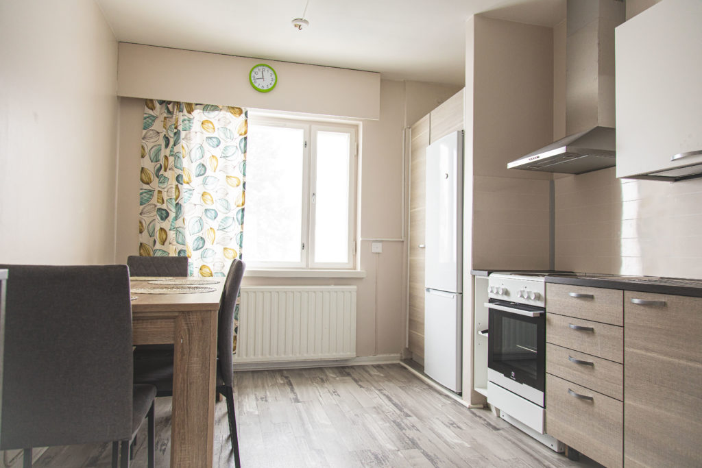 Valoisa keittiö ja ruokapöytä