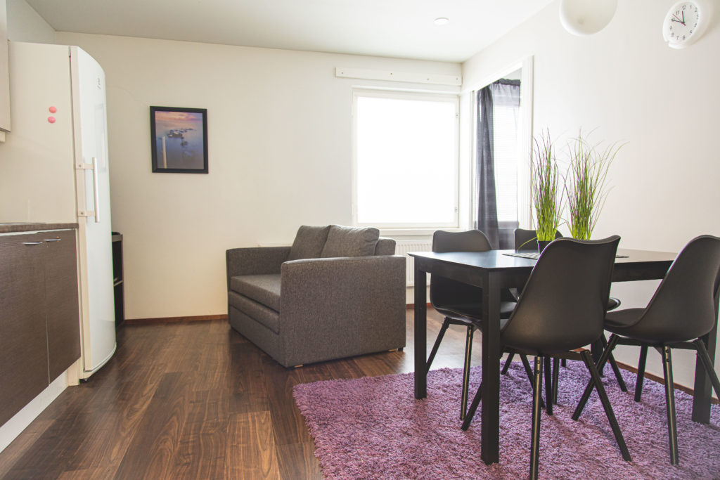 Valoisa keittiö ruokailupöydän kanssa