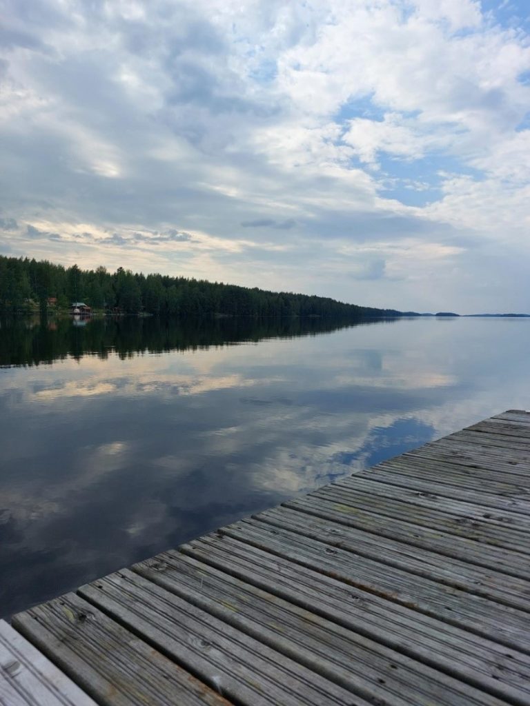 Kuva järvimaisemasta laiturilta