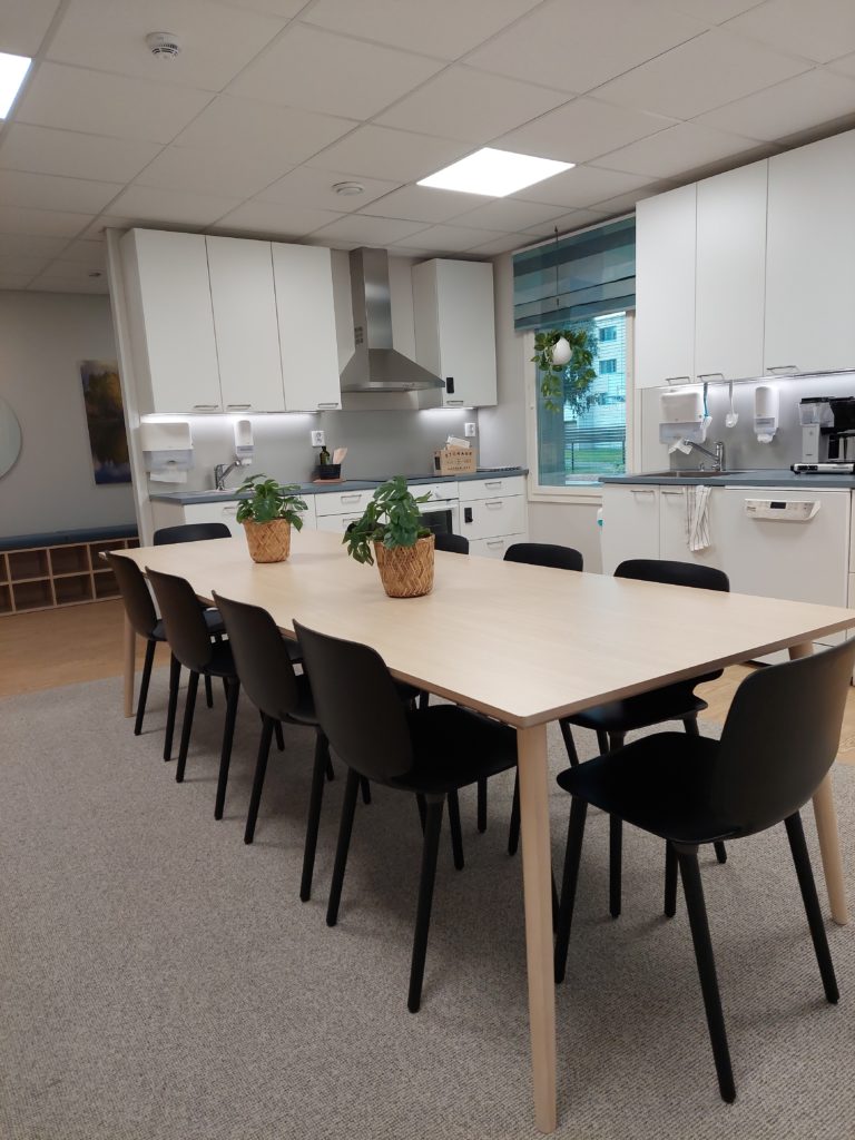 Kymmenen hengen iso ruokailupöytä