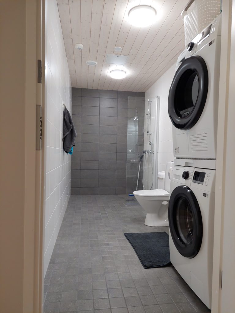 Kylpyhuone jossa pesutorni