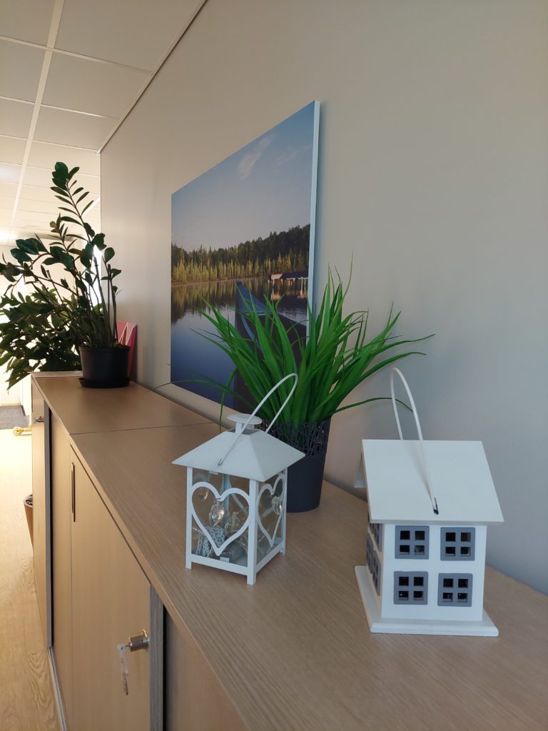 Puinen hyllykkö, jonka päällä pari lyhtyä