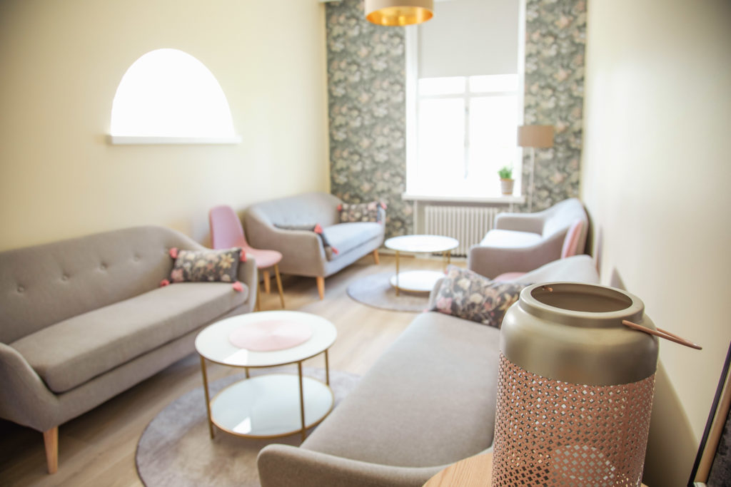 Eemelin Kissankulman viihtyisä oleskelutila, jossa sohvia ja sohvapöytiä