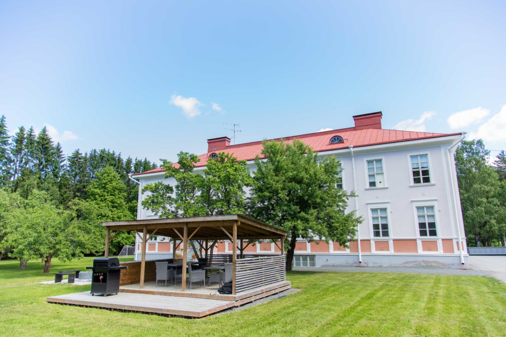Eemelin Kissankulma talo ulkoa päin kuvattuna, pihalla patio