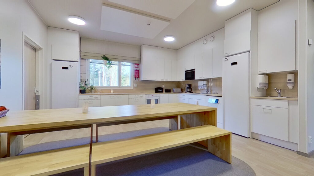 Ett stort kök och matbord