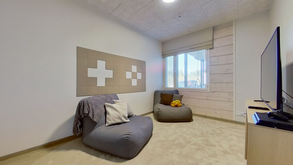 Spelrum med två sittsäcksstolar och TV