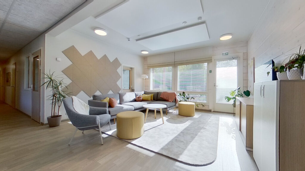 Stort och ljust vardagsrum med soffa och soffbord