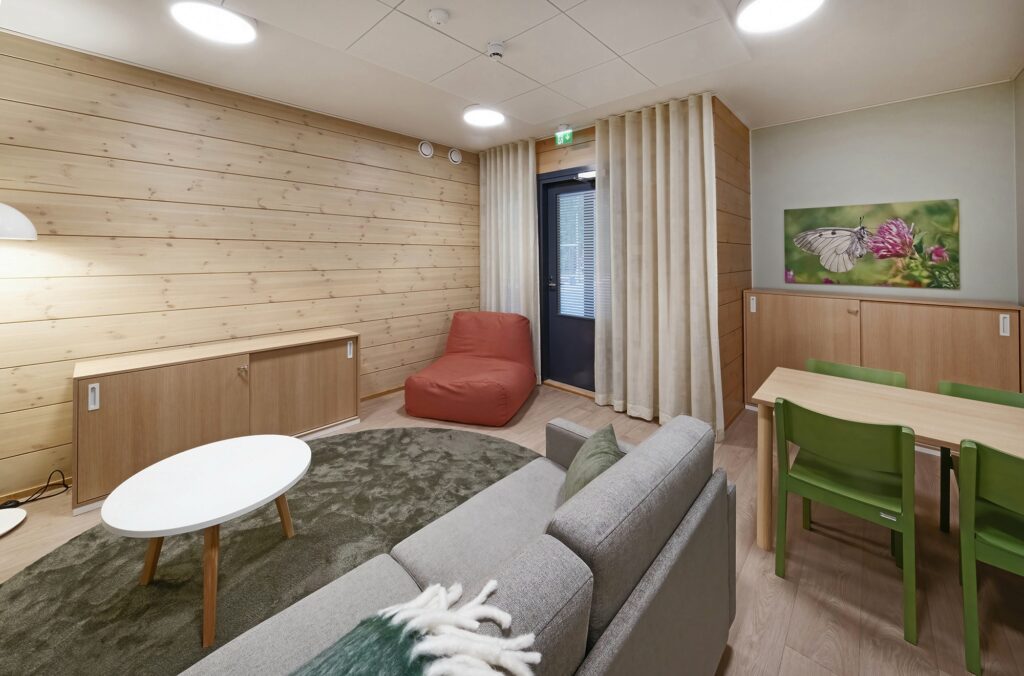 Oleskelutila rennoilla istuimilla