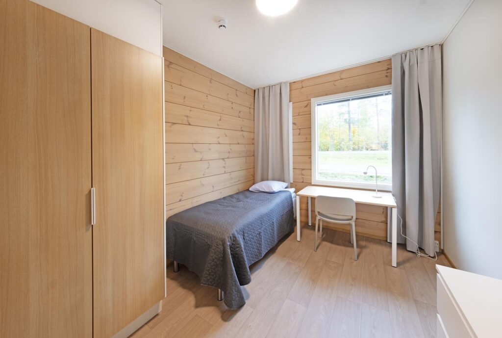 Lastensuojeluyksikön nuoren makuuhuone, sänky, pöytä, ikkuna