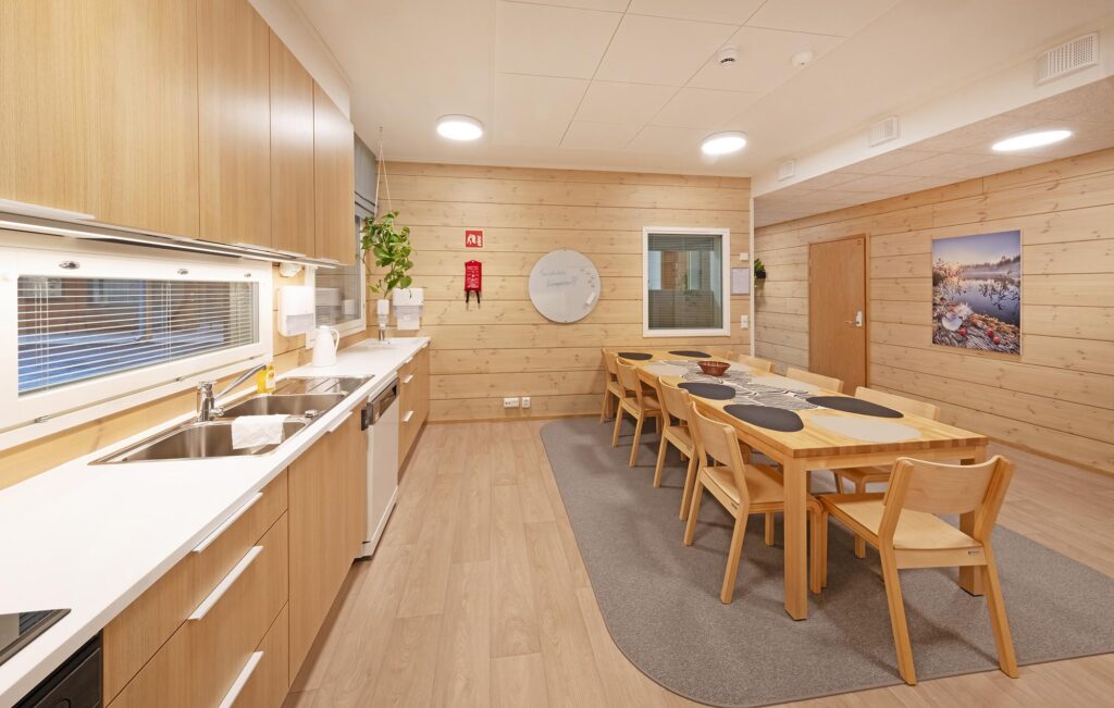 Keittiötilat ja pitkä pöytä