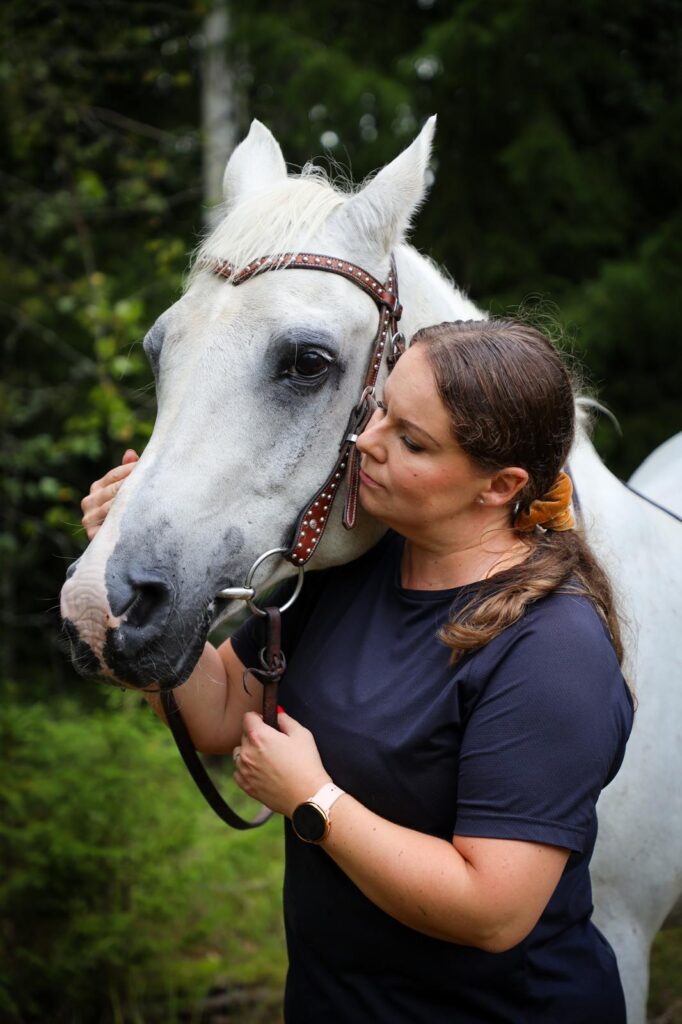 nainen ja valkoinen hevonen, Outi Mattsson