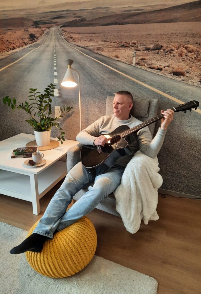 Henkilö soittamassa kitaraa.