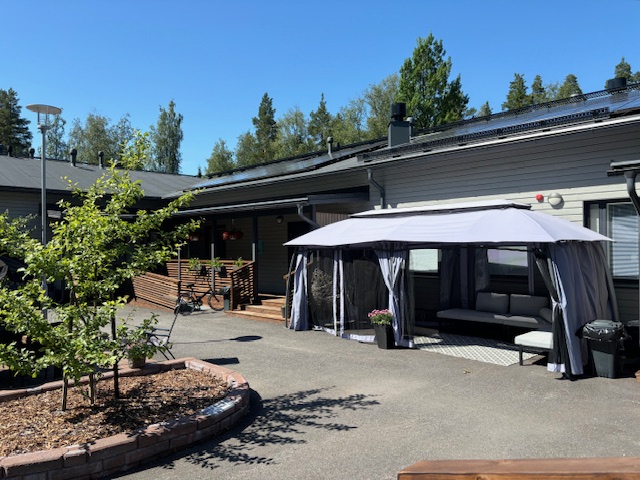 Karhunpesän yksikön piha.