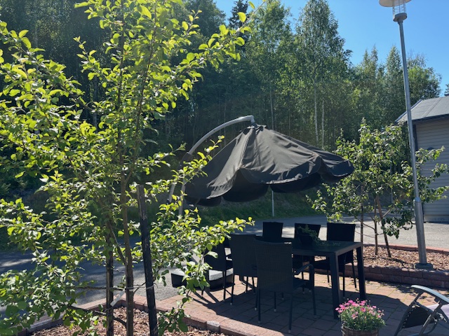 Karhunpesän yksikön terassi kesäisessä maisemassa.