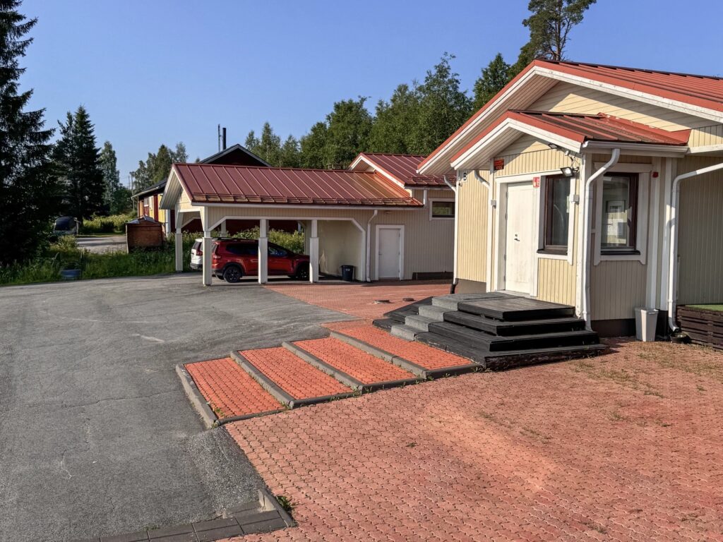 Nuorisokoti Nummelan yksikkö ulkoapäin. Keltainen rakennus.