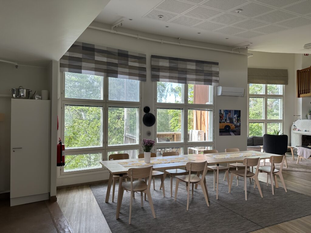 Ruokailutila. Isot ikkunat.