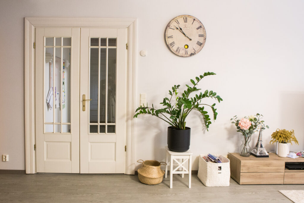 Auran toimipiste sisältä, olohuonetta