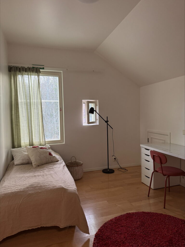 Huone, jossa sänky ja pöytä.