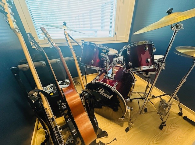 Familar Veikkarin musiikkihuone, jossa soittimia