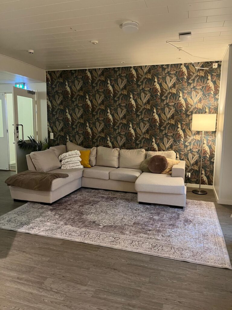 Familar Ylöjärvi: oleskelutila jossa iso sohva, pehmeä matto ja pehmeä valaistus