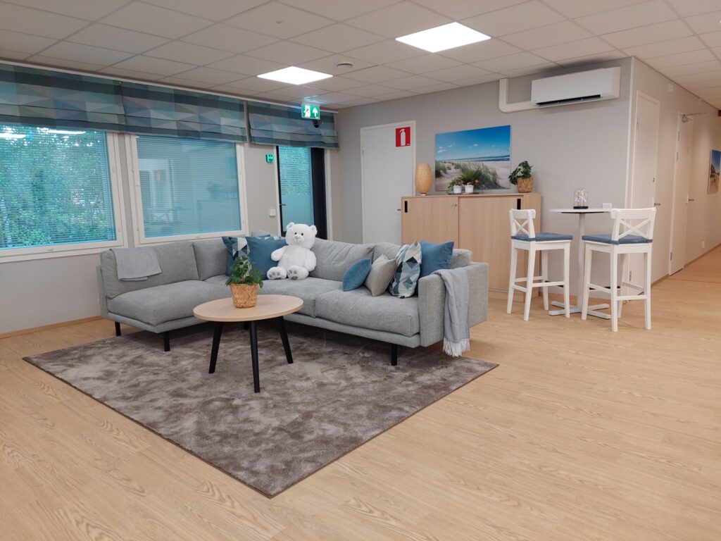 Isokokoinen olohuone sohvan ja sohvapöydän kanssa