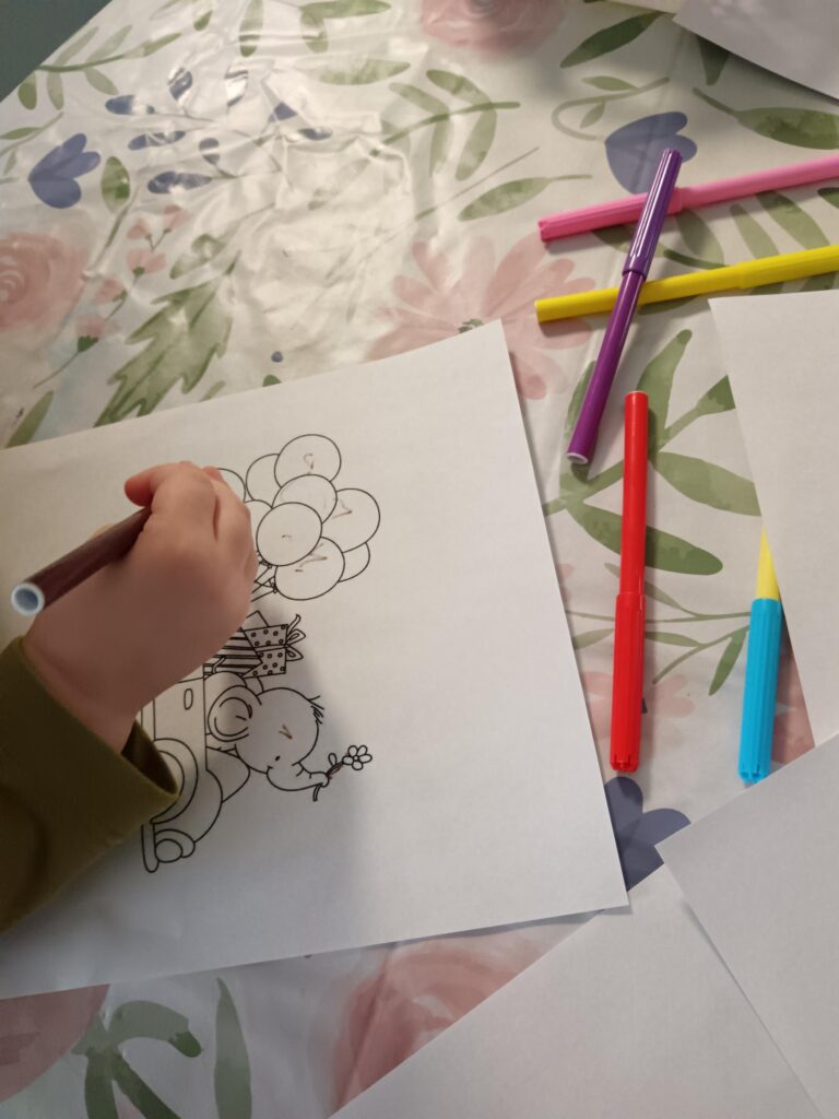 lapsi värittämässä kuvaa.