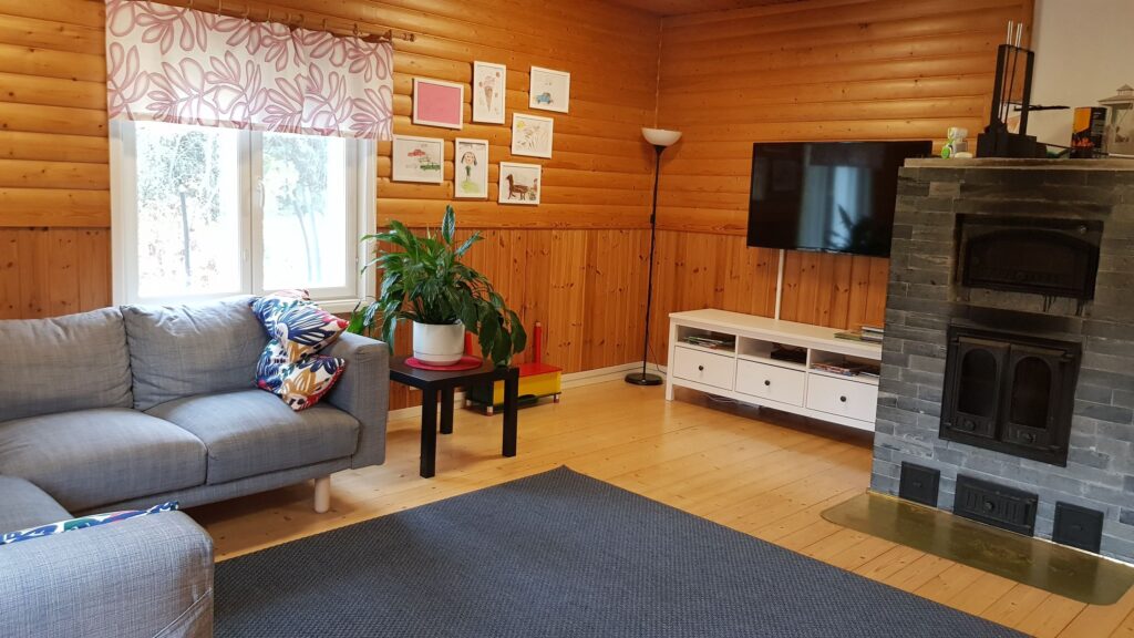 Toimipaikan Kotipesän avopalvelut sisätiloja, sohva, takka ja tv