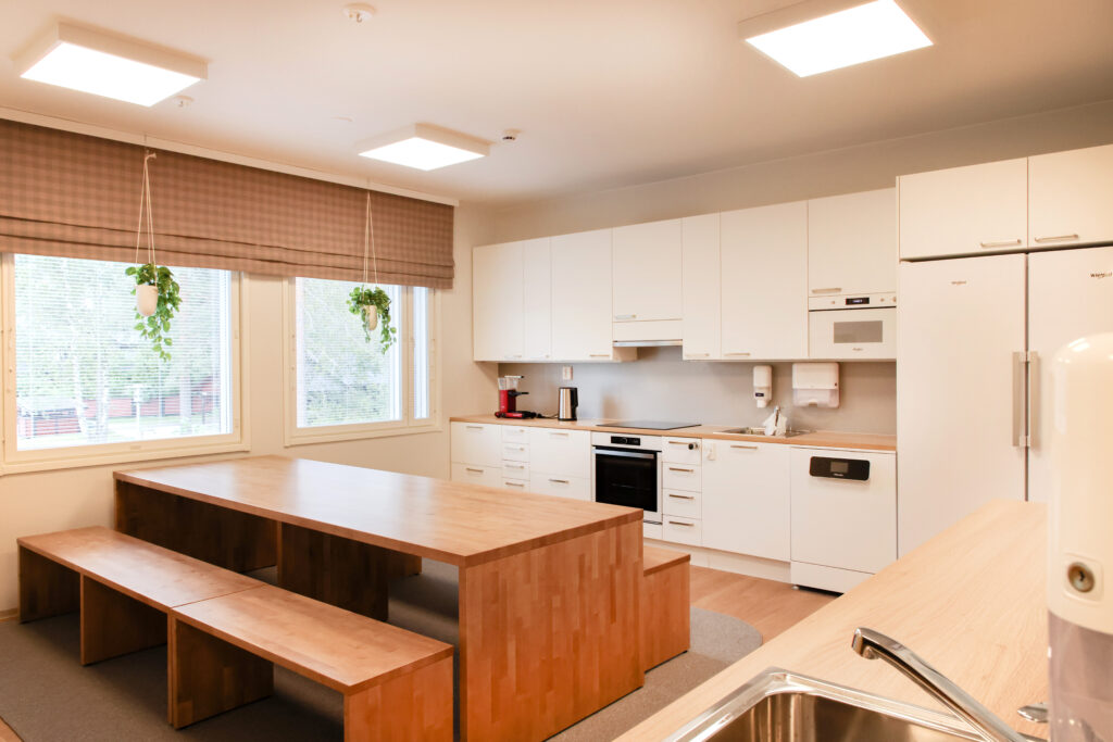 Keittiö, jossa ruskea pöytä.