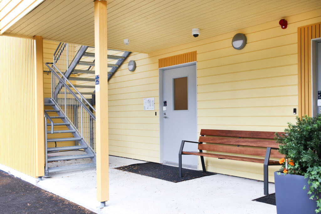 Yksikön sisäänkäynti.