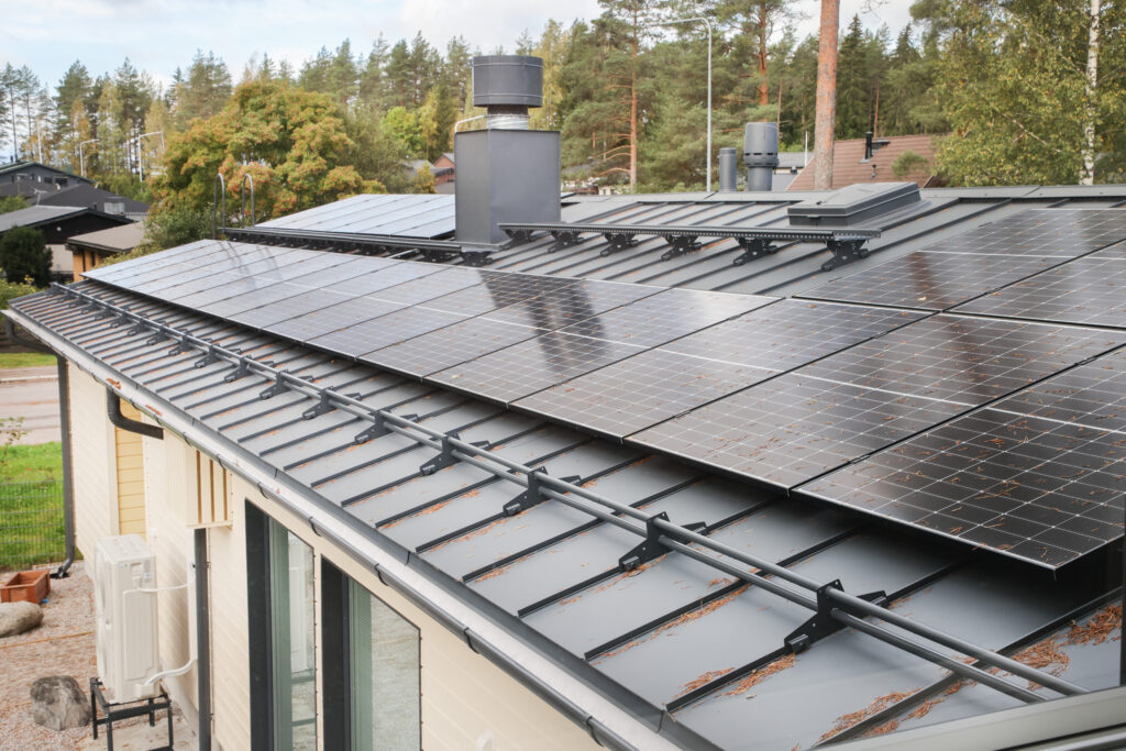 Yksikön katto, jossa aurinkopaneelit.