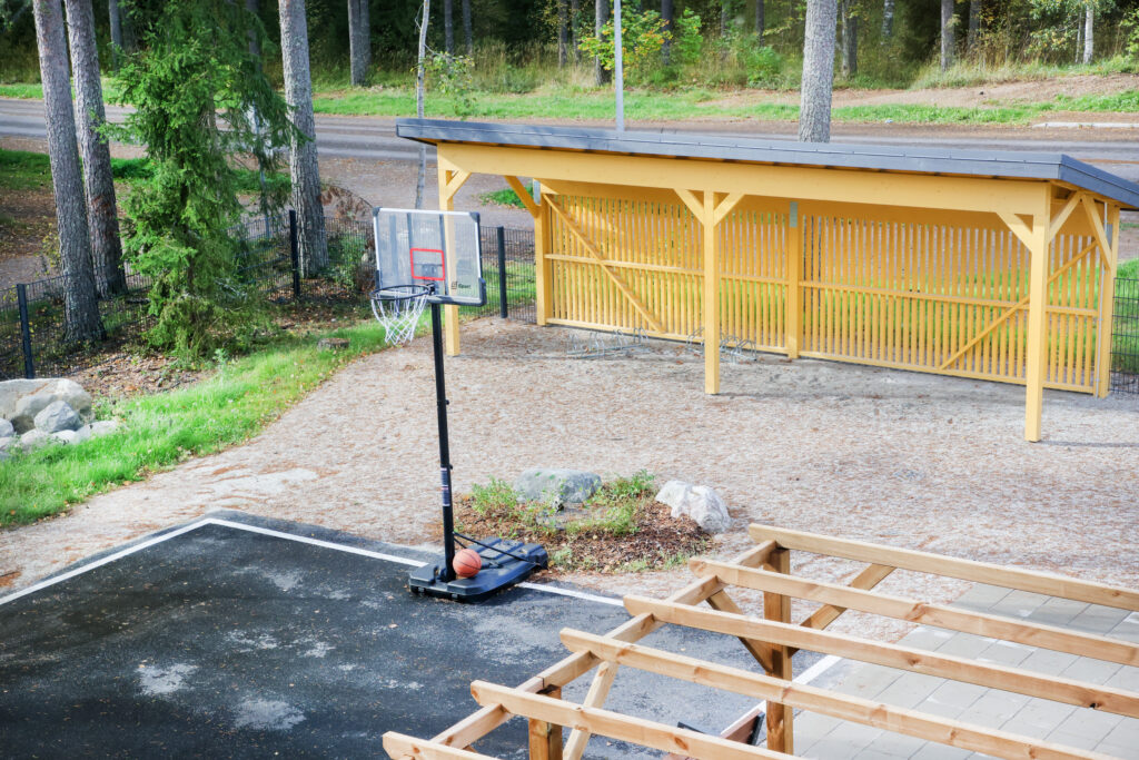 Sisäpiha, jossa koripalloteline.