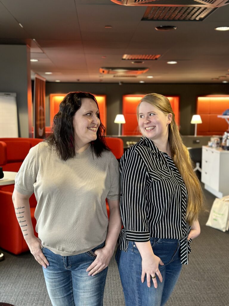 Yksikönjohtaja Johanna Blom ja sosiaalityön opiskelija Veera Haaranen poseeraa.
