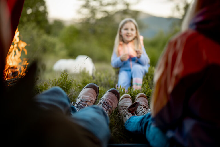 Pieni tyttö kertoo tarinaa metsässä