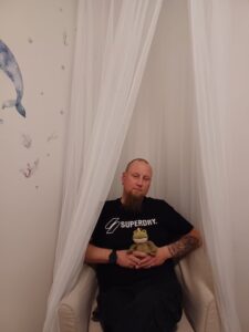 Yksikönjohtaja Jyrki Ranta-Krenkku istuu tuolilla