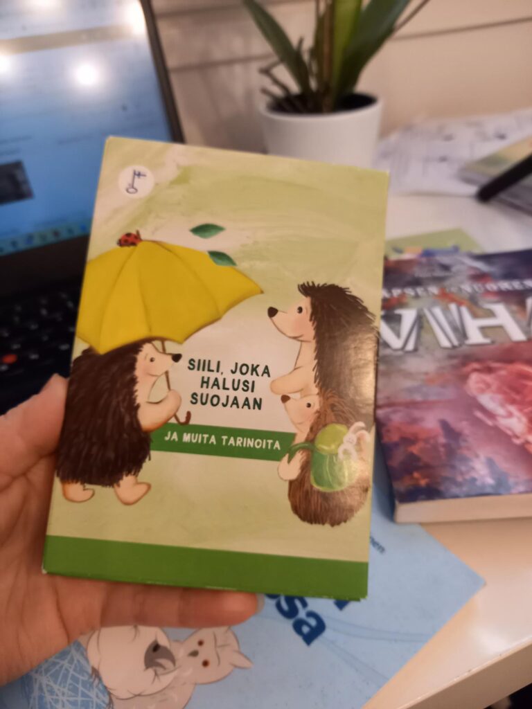 Kortti missä on kolme siiliä. Kortissa lukee "siili joka halusi suojaan, ja muita tarinoita"