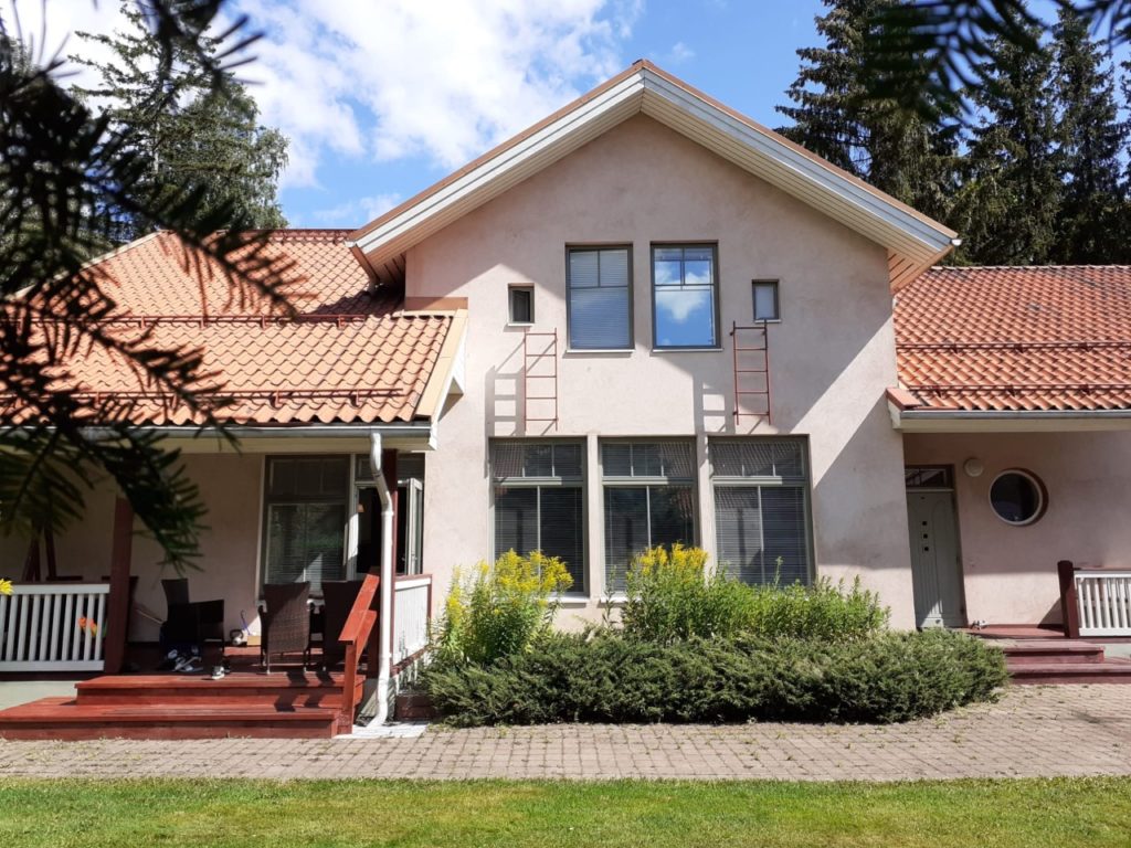 Aarnin päärakennus edestäpäin